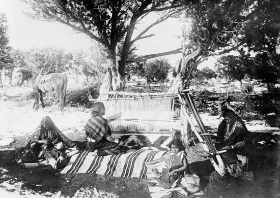 Navajo: weaving