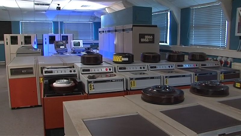 What is the ICL 2966 computer and how does it work?
